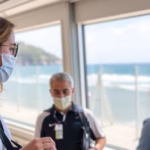"Bagagli in viaggio: consigli su come evitare nastrini e targhette per prevenire problemi di smarrimento."
