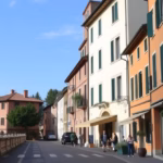 "Immagine che rappresenta incentivi economici per attrarre nuovi residenti nei borghi italiani, promuovendo la rinascita delle comunità locali."