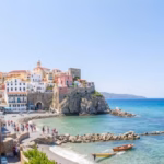 "Vivere bene con meno di 450 euro al mese nei paesi del Mediterraneo: scopri come."