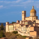 ALT: "Todi in autunno: un borgo umbro ricco di storia, arte e sapori autentici."