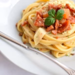 ALT: "Pasta con crema di zucca, taleggio e pancetta croccante: un delizioso piatto autunnale ricco di sapori."